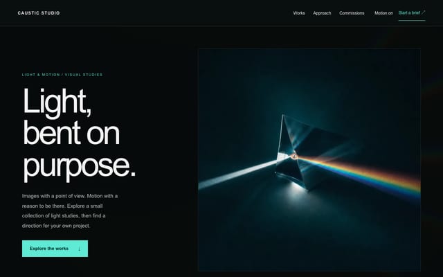 CAUSTIC STUDIOの実サイトをスクロールした見本
